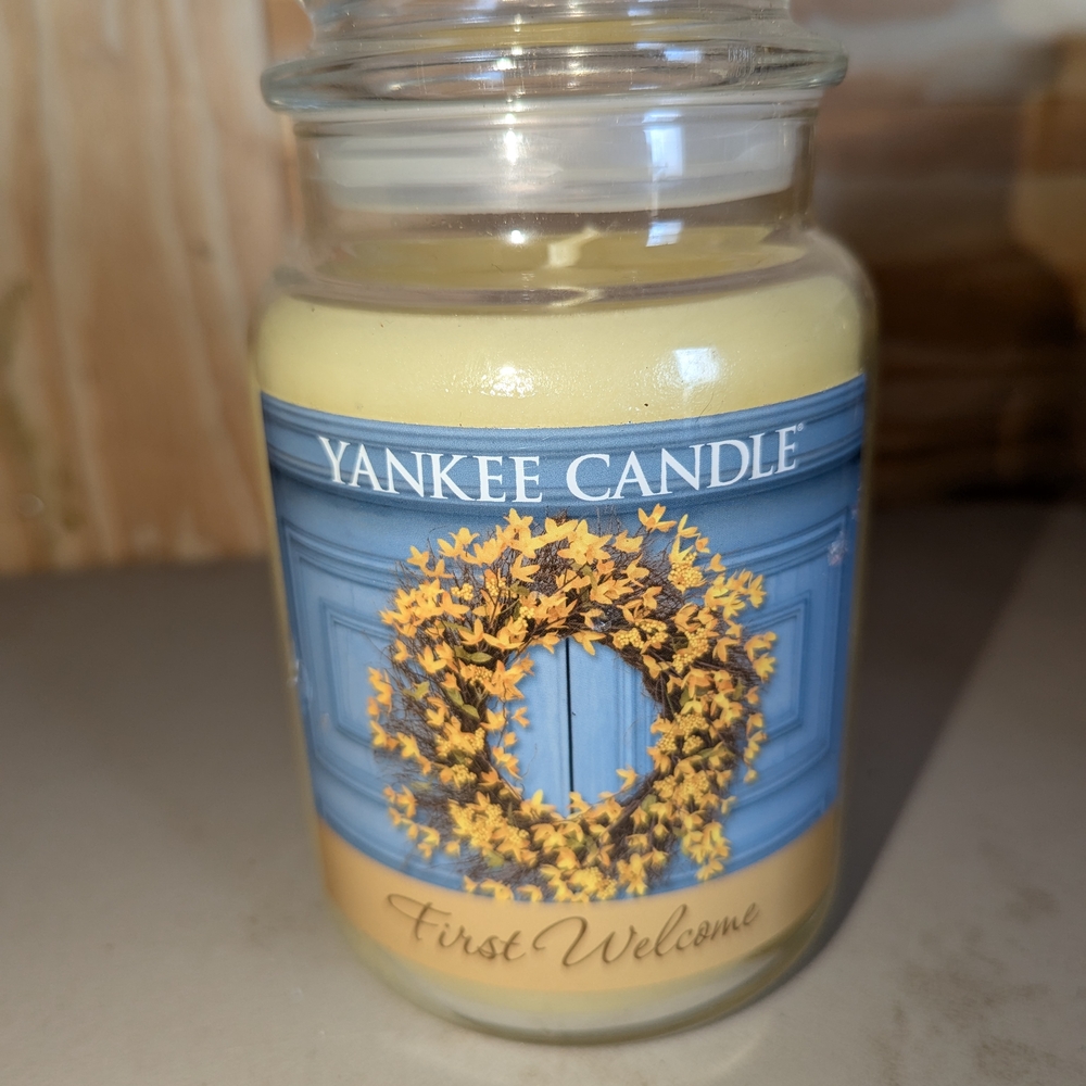Yankee Candle Cream Accents with Festive Wreath Design